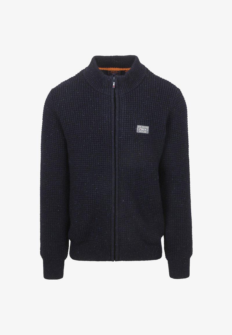 Donkerblauwe gebreide ritscardigan met een opstaande kraag, geribde manchetten en zoom. Voorzien van een klein logopatch op de linkerborst.