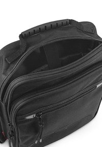 Bolsa de ordenador portátil de tela negra con abertura con cremallera, múltiples compartimentos, interior acolchado y un asa texturizada para un mejor agarre.