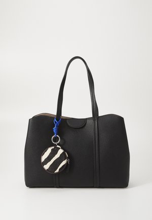 Schwarze strukturierte Ledertasche mit Doppelgriffen und angebrachtem rundem schwarz-weiß gestreiftem Täschchen mit blauem Kordelzug.