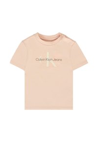 Jasnoróżowa koszulka z krótkim rękawem wykonana z bawełny, z dużym wytłoczonym logo "CK" oraz napisem "Calvin Klein Jeans" w kontrastującym kolorze.