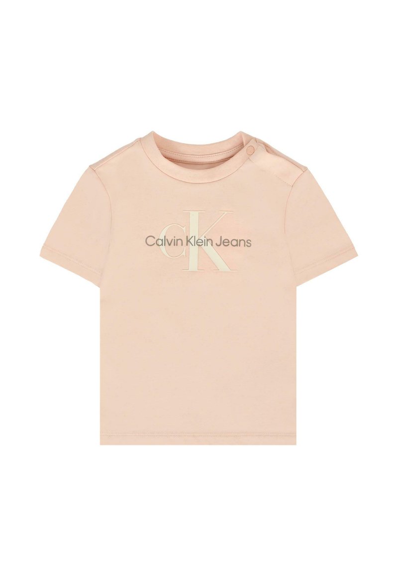 Jasnoróżowa koszulka z krótkim rękawem wykonana z bawełny, z dużym wytłoczonym logo "CK" oraz napisem "Calvin Klein Jeans" w kontrastującym kolorze.