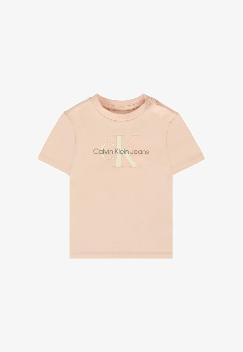 Jasnoróżowa koszulka z krótkim rękawem wykonana z bawełny, z dużym wytłoczonym logo "CK" oraz napisem "Calvin Klein Jeans" w kontrastującym kolorze.