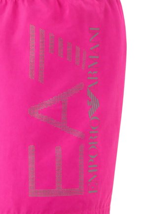 Világos rózsaszín anyag, amelyen apró fémszemcsékből álló Emporio Armani logó és a szélén nagy fémszöveg található.