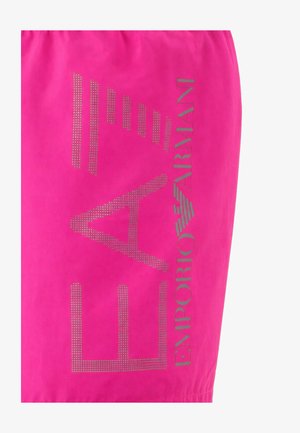 Svetloružová látka s logom Emporio Armani v malých kovových bodkách a veľkým kovovým nápisom pozdĺž strany.