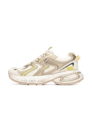 Zapatilla deportiva de malla y sintético en beige con detalles en amarillo, suela texturizada, talón acolchado y sistema de cordones integrado. Se puede ver el detalle del logo lateral.