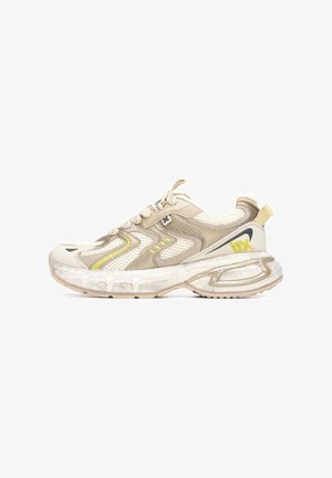Zapatilla deportiva de malla y sintético en beige con detalles en amarillo, suela texturizada, talón acolchado y sistema de cordones integrado. Se puede ver el detalle del logo lateral.