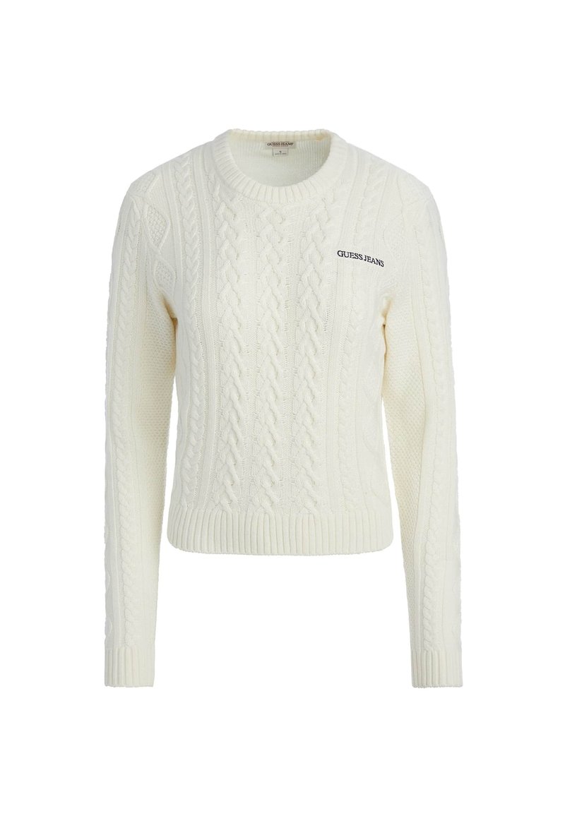 Weißer Kabelstrickpullover mit langen Ärmeln und Rundhalsausschnitt. Verfügt über gerippte Bündchen und Saum sowie eine schwarze „GUESS JEANS“-Bestickung.