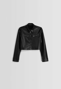 Czarna skórzana kurtka typu bomber z długimi rękawami, posiadająca kołnierz, dwie kieszenie na suwak na klatce piersiowej oraz zapięcie na guziki z przodu.