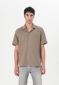 Kurzarmpullover-Hemd in hellbraun, mit eingekerbtem Kragen, lockerer Passform und weichem Textil. Einfache Vorderknöpfe.