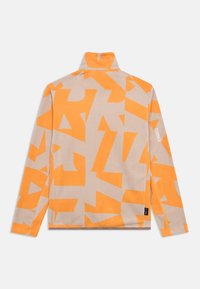 Φλις πουλόβερ σε μπεζ χρώμα με μεγάλα πορτοκαλί γεωμετρικά μοτίβα, ψηλό γιακά και μακριά μανίκια. Διαθέτει μικρή ετικέτα με το λογότυπο της μάρκας στο τελείωμα.