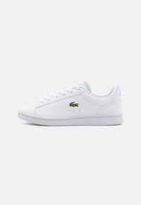 Vita lädersneakers med en slät yta, rund snörning, låg profil och en grön broderad krokodillogo på sidan.