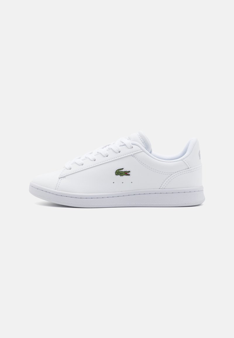Vita lädersneakers med en slät yta, rund snörning, låg profil och en grön broderad krokodillogo på sidan.
