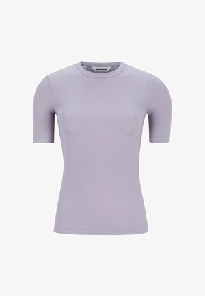 Gaiši violets ribots īsām piedurknēm tops ar apaļu kakla izgriezumu. Gluda tekstūra un pieguļošs siluets, ideāli piemērots kārtošanai vai ikdienas valkāšanai.