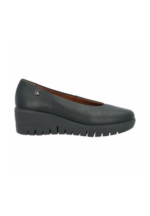 Zapatos de cuña de cuero negro con punta redondeada, suela de goma texturizada y un pequeño acento metálico en el lateral. Acabado suave en toda la superficie.