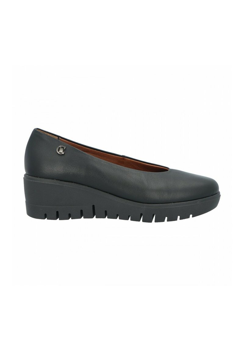 Zapatos de cuña de cuero negro con punta redondeada, suela de goma texturizada y un pequeño acento metálico en el lateral. Acabado suave en toda la superficie.