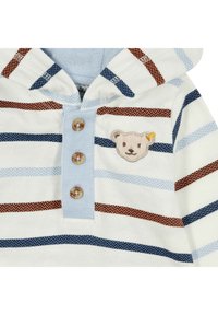 Camisa con capucha a rayas en blanco, con rayas azules, naranjas y marinas, tapeta de tres botones y un bordado de cara de oso en el pecho.