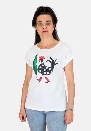 Camiseta blanca de manga corta con un gráfico de gallo con lunares negros, botas rojas y hojas verdes. Fabricada en una mezcla de algodón.