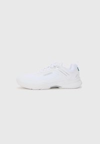 Baskets de sport blanches avec une tige en mesh textur�é et des accents synthétiques lisses, dotées d'un col rembourré et d'une semelle en caoutchouc pour une traction optimale.
