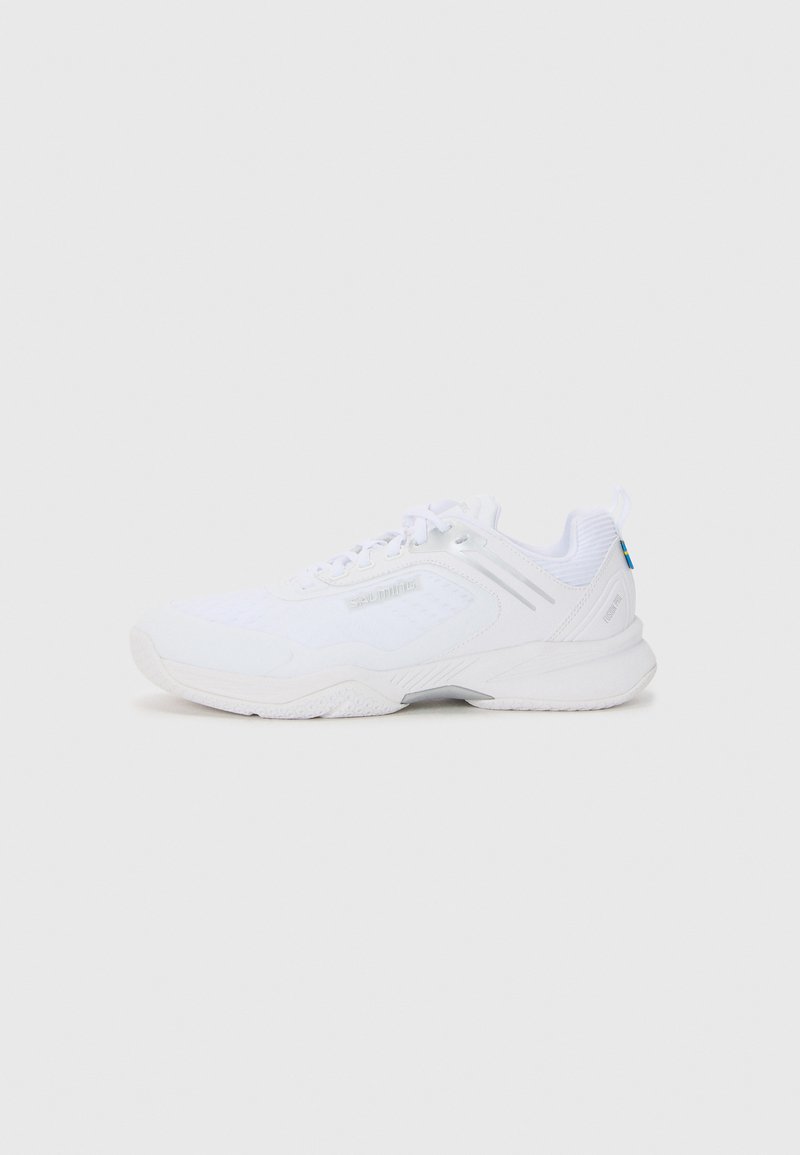 Baskets de sport blanches avec une tige en mesh texturé et des accents synthétiques lisses, dotées d'un col rembourré et d'une semelle en caoutchouc pour une traction optimale.