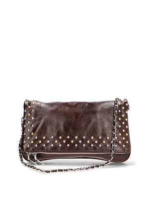 Bolso de mano de cuero marrón oscuro con tachuelas plateadas y doradas, cremallera plateada y una correa de cadena plateada, colocado frente a un fondo blanco.