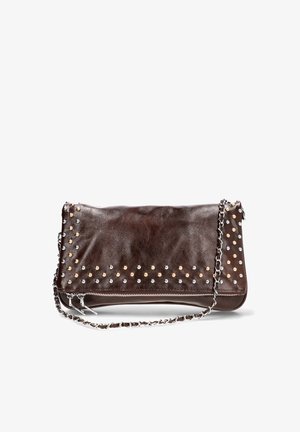 Bolso de mano de cuero marrón oscuro con tachuelas plateadas y doradas, cremallera plateada y una correa de cadena plateada, colocado frente a un fondo blanco.