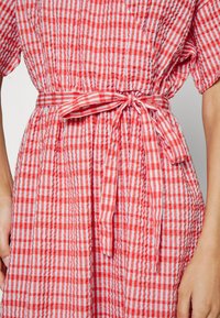 Vero Moda VMDIXIE WRAP CALF DRESS  - Φόρεμα ημέρας - bittersweet/snow white