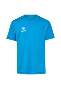 Camiseta atlética azul confeccionada en tela suave, con cuello redondo, mangas cortas y un logo blanco en el lado superior izquierdo.
