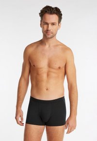 Boxer-briefs noirs en coton avec une coupe ajustée, dotés d'une ceinture élastique douce et d'une texture lisse, idéales pour un usage quotidien.
