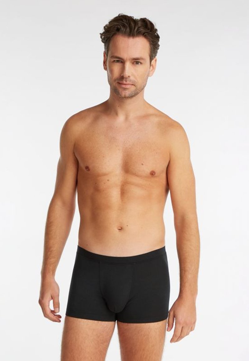 Boxer-briefs noirs en coton avec une coupe ajustée, dotés d'une ceinture élastique douce et d'une texture lisse, idéales pour un usage quotidien.
