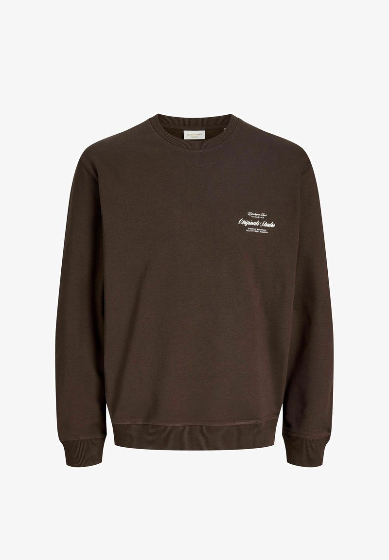 Sweat-shirt marron foncé à manches longues avec col rond, petit texte blanc sur le côté gauche de la poitrine indiquant « Originals Studio ».