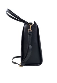 Borsa a mano in pelle nera con finitura testurizzata, design sottile, accessori in metallo dorato e doppi manici per opzioni di trasporto versatili.