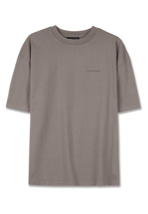 Siva kratka majica s kratkimi rokavi, izdelana iz mehkega bombaža. Ima okroglo ovratnico in subtilno izvezeno logo spredaj. Ohlapen kroj.