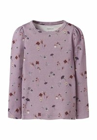 Lila peutermode met lange mouwen en pofmouwen, versierd met een verspreid patroon van kleine paddenstoelen, bladeren en bloemen.