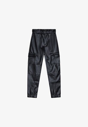 Czarne spodnie cargo z ekoskóry z elastycznym paskiem w talii, dwoma kieszeniami bocznymi i dwoma kieszeniami cargo na nogawkach, charakteryzujące się gładką fakturą.