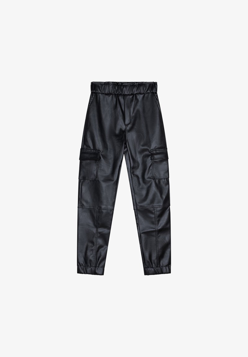 Zwarte nepleer cargobroek met een elastische tailleband, twee zijzakken en twee cargozakken op de benen, met een gladde textuur.