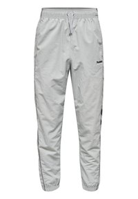 Lichtgrijze joggingbroek gemaakt van een gladde, lichte stof. Voorzien van een elastische tailleband, een trekkoord en zijstripes.