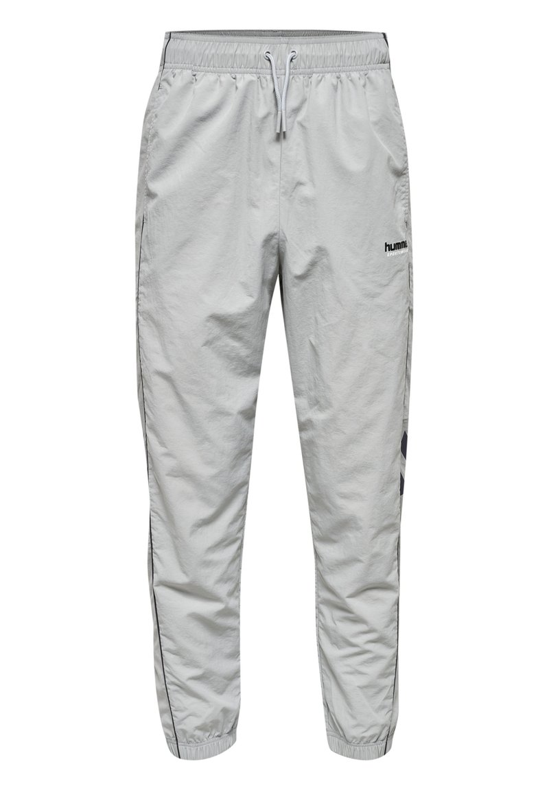 Lichtgrijze joggingbroek gemaakt van een gladde, lichte stof. Voorzien van een elastische tailleband, een trekkoord en zijstripes.