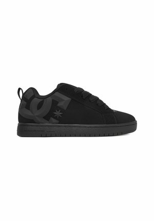 Czarny niskoprofilowy sneaker z teksturowaną podeszwą, czarnymi sznurowadłami oraz dużym ciemnym logo po boku i na pętli z tyłu.