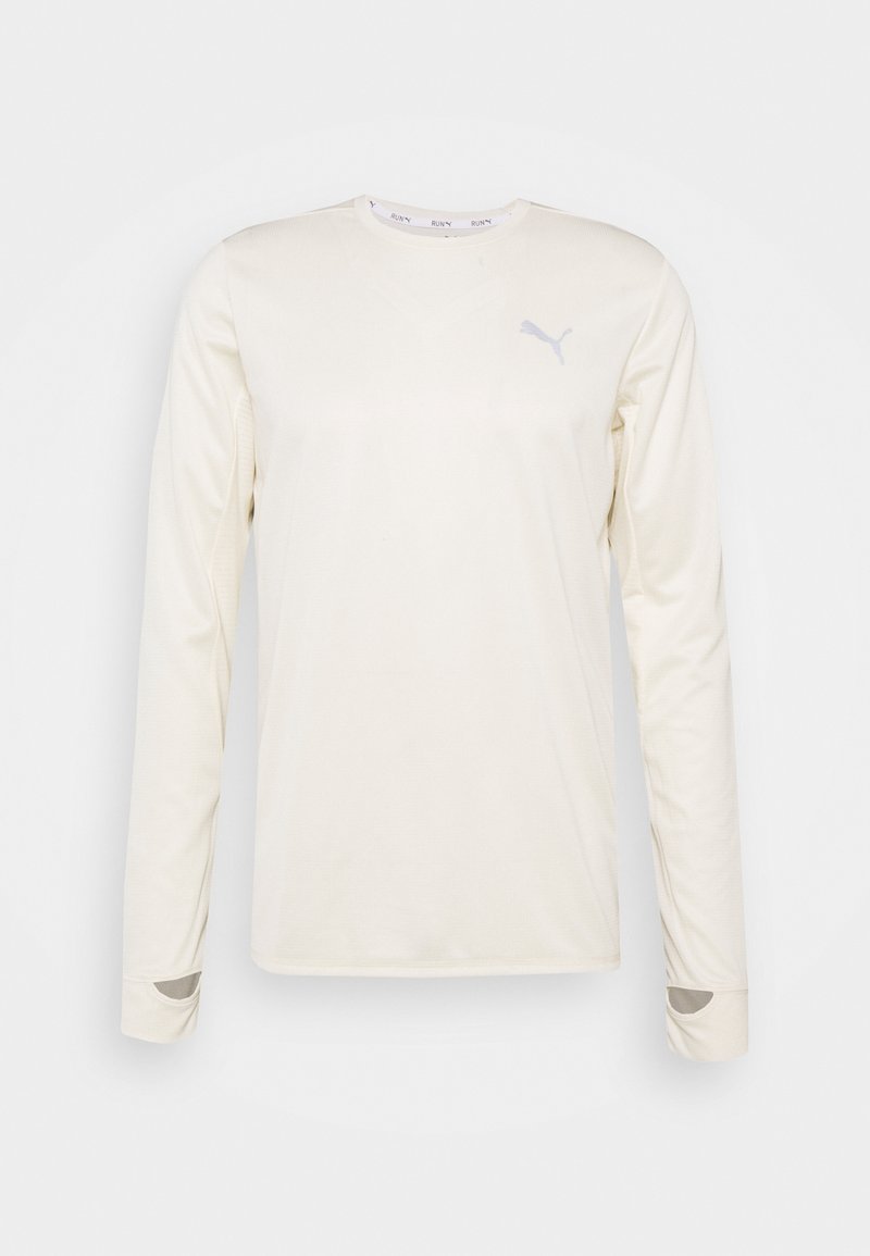 Długi rękaw, kremowa sportowa koszulka z okrągłym dekoltem, prążkowaną fakturą i małym odblaskowym logo na piersi.