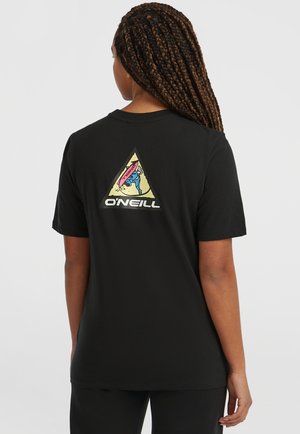 Sort T-shirt med en trekantsgrafik på ryggen, der har et farverigt design og teksten "ONEILL." Kortærmet og med en afslappet pasform.