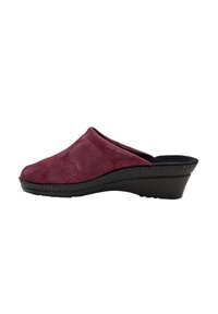 Bordeaux instapschoen met textuur, subtiel bladerenpatroon, zwarte wigzool en gevoerde binnenzool voor comfort.