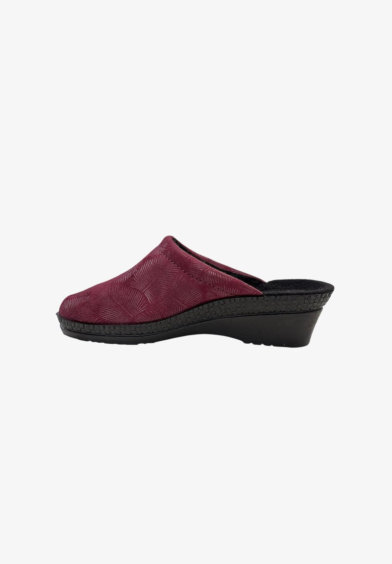 Bordeaux instapschoen met textuur, subtiel bladerenpatroon, zwarte wigzool en gevoerde binnenzool voor comfort.