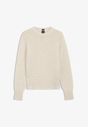 Pull en maille couleur crème à col rond, manches longues, poignets et ourlet côtelés, avec l'étiquette BOSS au niveau de l'encolure.