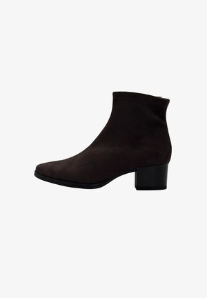 Botín negro de ante con tacón bajo y cremallera lateral, diseño moderno y limpio para uso casual o formal.