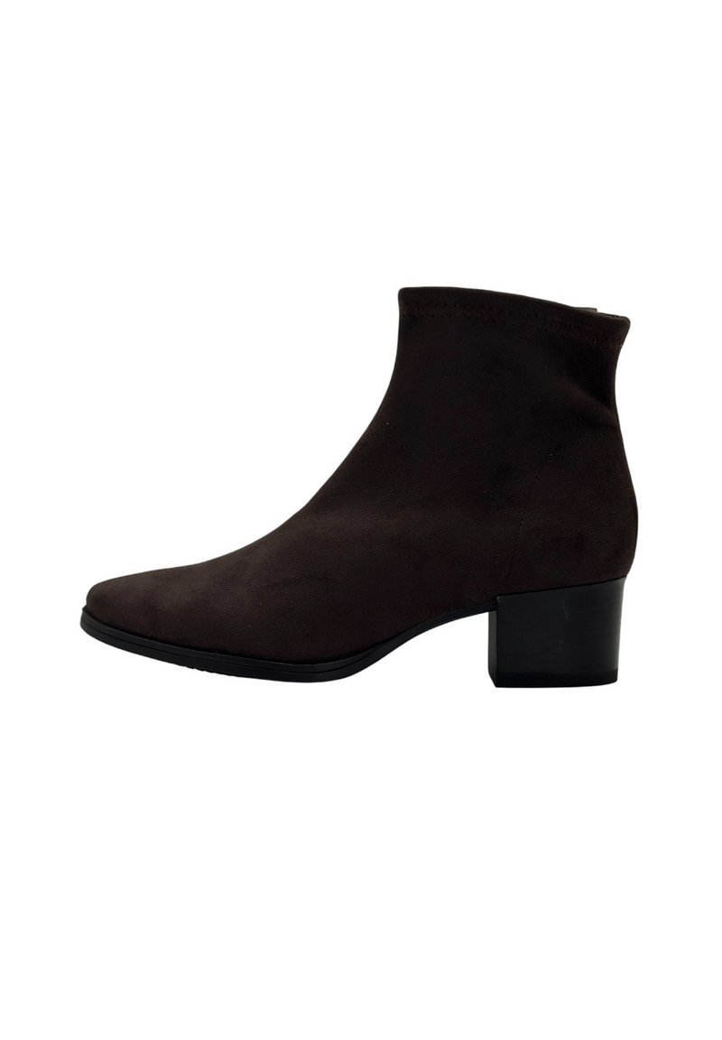 Botín negro de ante con tacón bajo y cremallera lateral, diseño moderno y limpio para uso casual o formal.