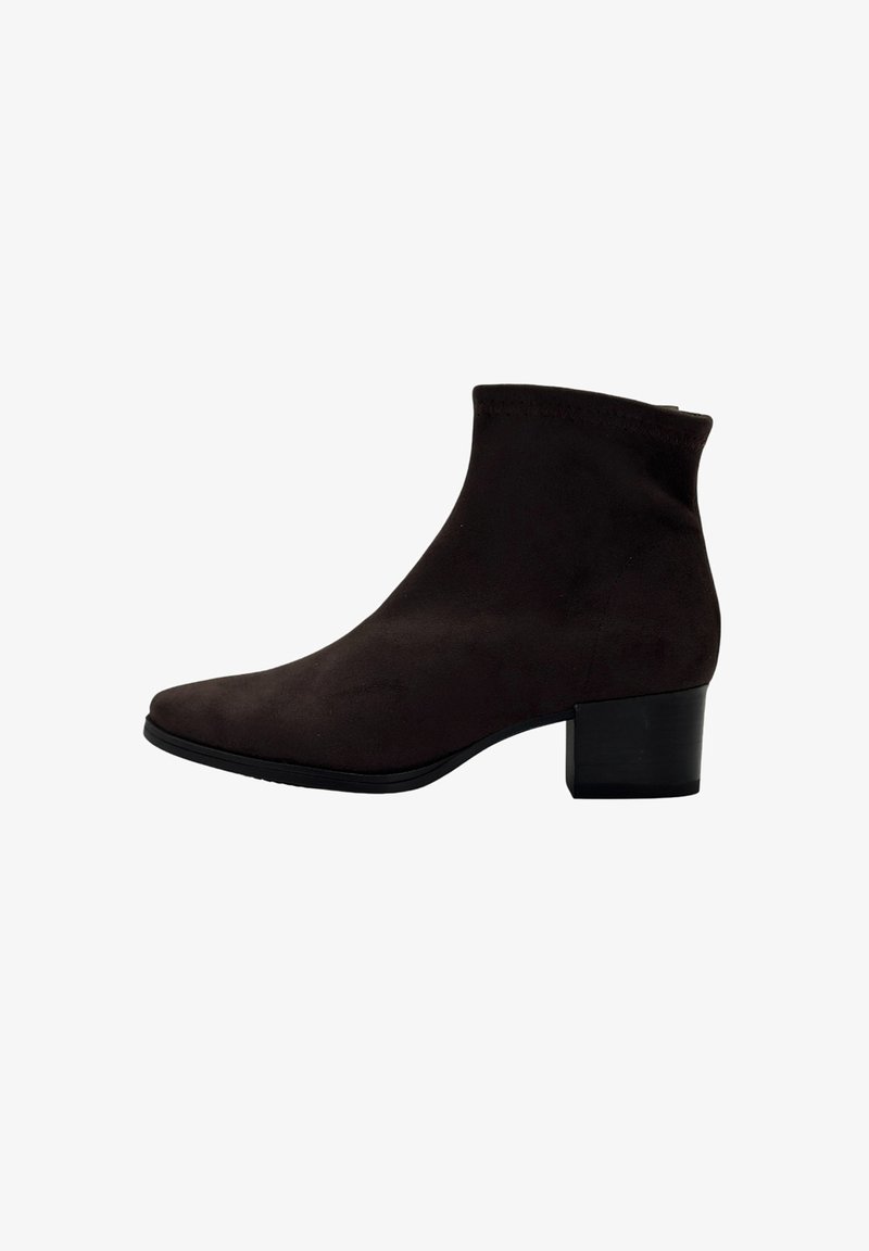 Botín negro de ante con tacón bajo y cremallera lateral, diseño moderno y limpio para uso casual o formal.