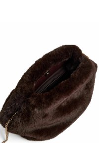 Barna műszőrme kézitáska puha textúrával, ívelt formával és arany láncszíjjal. A nyitott felső rész sötét bélésű belsőt tár fel.