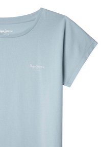 Šviesiai mėlynas medvilninis marškinėliai su apvaliu iškirpimu ir trumpomis rankovėmis. Priekyje yra mažas baltas logotipas "Pepe Jeans London".