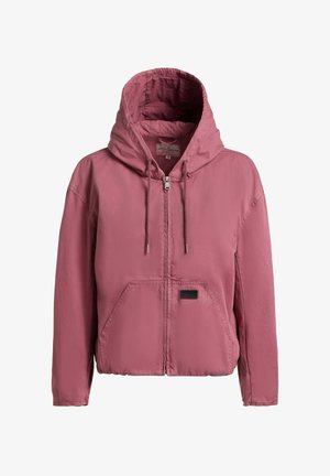 Lyserød lynlåstrøje med hætte, forlommer og snore, med et lille sort patch på venstre lomme.