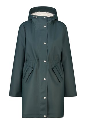 Donkergroene waterdichte jas met capuchon, drukknopsluiting, schuine klepzakken en witte fleece voering in de capuchon.